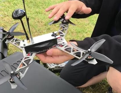 3D打印無(wú)人機(jī)來(lái)啦如今，3D打印技術(shù)正“無(wú)孔不入”地滲透到人們的生活中，3D打印機(jī)幾乎可應(yīng)用于市場(chǎng)各細(xì)分行業(yè)。在無(wú)人機(jī)制造領(lǐng)域中，相對(duì)傳統(tǒng)制造，3D打印無(wú)人機(jī)有著不可比擬的優(yōu)勢(shì)，3D打印機(jī)正以自身獨(dú)特(圖1)