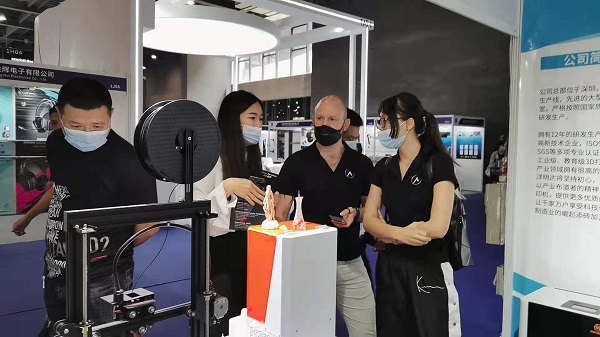 展會(huì)現(xiàn)場(chǎng)|洋明達(dá)3D打印機(jī)精彩亮相廣州電子展，助力中國(guó)智造業(yè)(圖4)